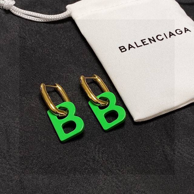 原单货草绿色可两戴 新品 巴黎世家 Balenciaga 新款耳钉专柜一致黄铜材质电镀18K金 火爆款出货 设计独特 前卫 美女必备